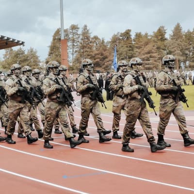 Joukkoja puolustusvoimain lippujuhlan päivän paraatikatselmuksessa Jyväskylässä sunnuntaina 4. kesäkuuta 2023.