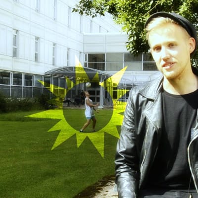 Simon pratar till kameran samtidigt som André bollar i bakgrunden