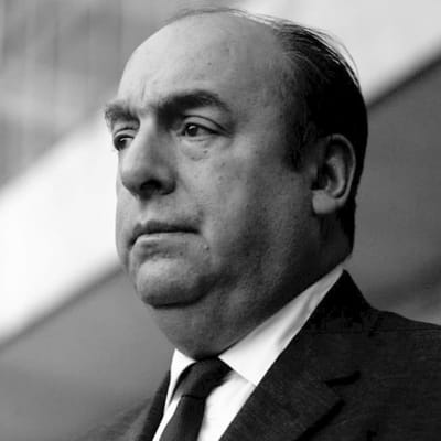 Mustavalkoinen kuva vakavailmeisestä Pablo Nerudasta. 