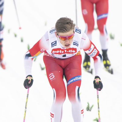 Johannes Hösflot Kläbo stakar framför konkurrenter.