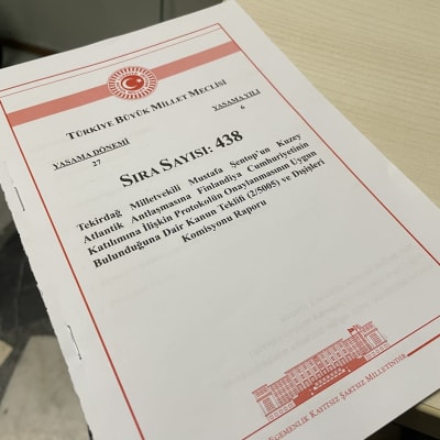 En pappersutskrift av Turkiets lagförslag som berör landets ratificering av Finlands Natomedlemskap.