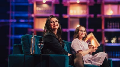 Marika Vapaavuori soffalla