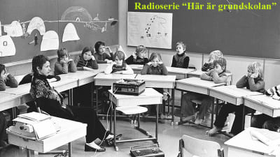 Skolklass lyssnar på ljudband, 1976