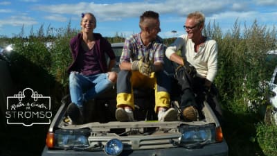 Hanna Enlund, Jonathan Granbacka och Jim Björni sitter på en bil.