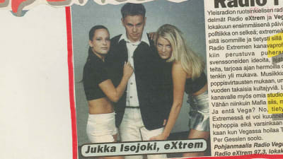Ett tidnigsurklipp med två lättklädda kvinnor och programledaren Jukka Isojoki.
