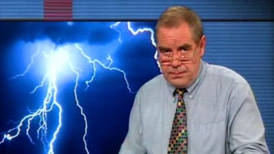 Kristofer Gylling i tv-studion framför åskväderbild, 1994