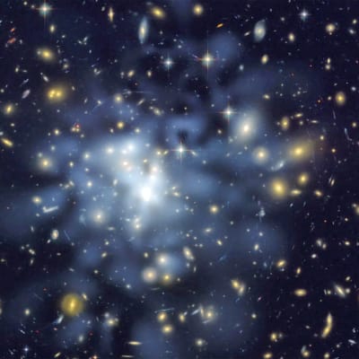 Valopisteita ja klustereita tummansinisessä kuvassa avaruudesta. 