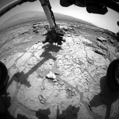 Nasan Curiosity-mönkijä poraamassa reikää Marsin kallioperään näytteenottoa.