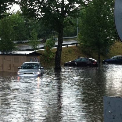 Autoja tulvan keskellä.