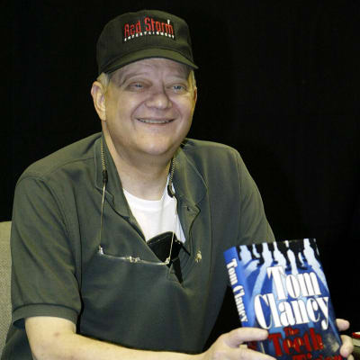Tom Clancy kirjansa julkaisutilaisuudessa New Yorkissa elokuusssa 2003.