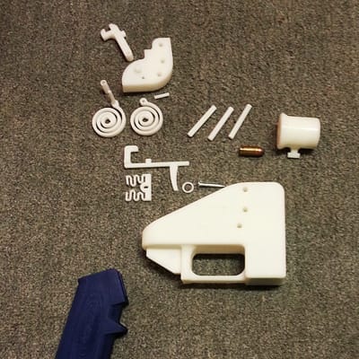3D-printterillä tulostetun toimivan aseen osia.