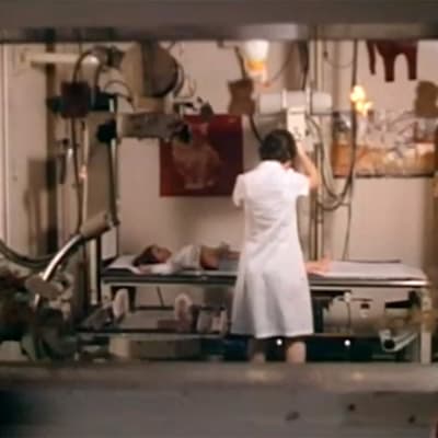 Lapsi tutkittavana syöpäosastolla, osasto 10 (1982)