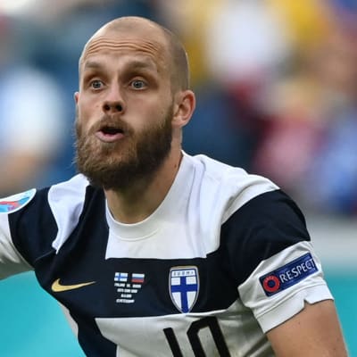 Teemu Pukki gestikulerar.