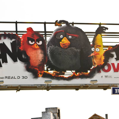 Angry Birds –elokuvan mainostaulu Sherman Oaksin kaupunginosassa, Los Angelesissa.