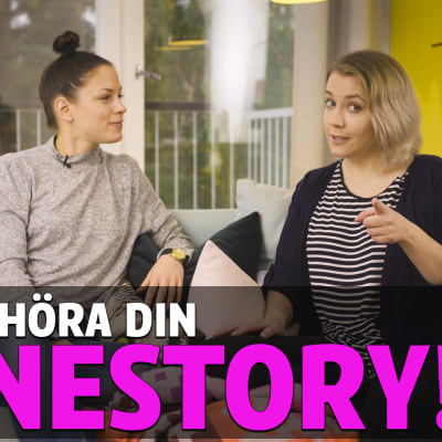 Malena Holmström och Claudia rybin sittande på en turkos soffa. I förgrunden finns texten "Vi vill höra din aknestory!"