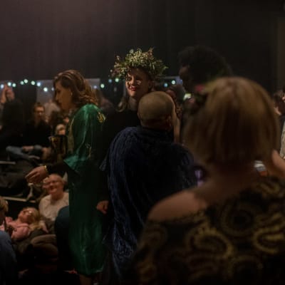 Människovimmel på scenkonstfestivalen Baltic Circles kvällsfest 2019. 