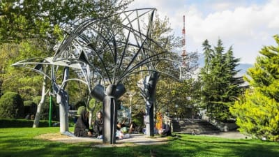 Eila Hiltunens skulptur Palmdungen i Teheran.