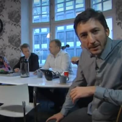 Ivan Puopolo kuuntelee kampanjatiimin kokousta