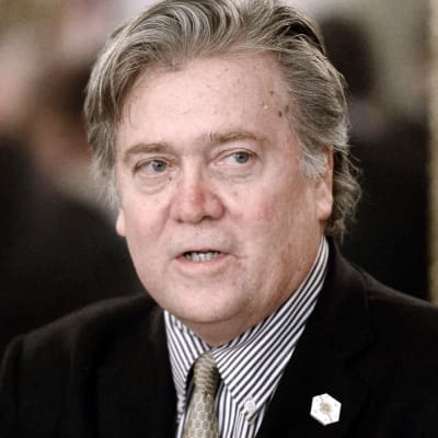 Collage av två bilder. Till vänster Steve Bannon, till höger Lil Wayne.