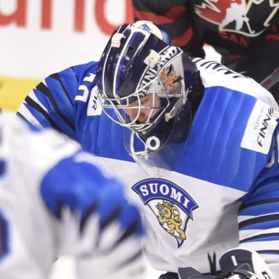 Justus Annunen räddar ett skott mot Kanada.