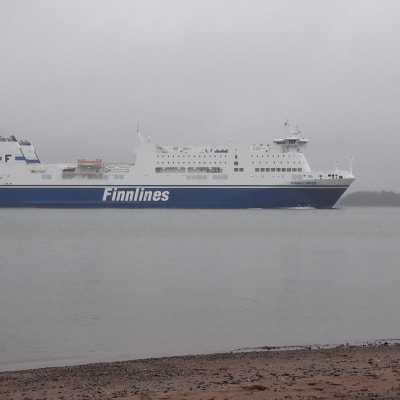 Finnlesin laiva Ruissalon edustalla