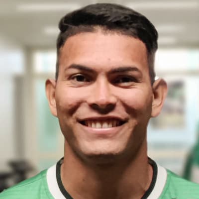 En man i en grön tröja. Han är fotbollsspelare och heter Luis Felipe Queiroz Dos Santos.