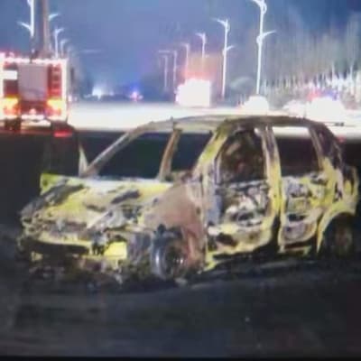 En bil som har förstörts i en explosion i Kina.