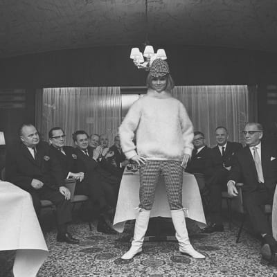 Mannekiini esittelee vaatteita Suomen ja Neuvostoliiton kauppavaltuustojen kokouksessa hotelli Kalastajatorpalla. 60-luvun puoliväli.