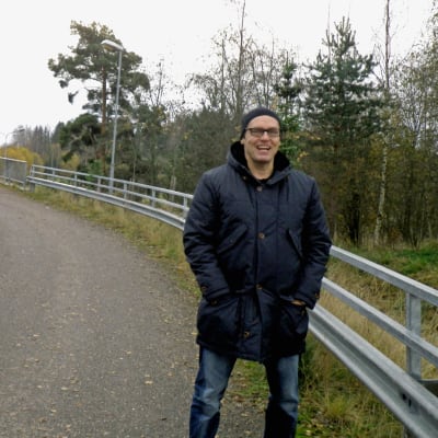 Kalle Veirto taustallaan Uudenmaankadun Launeella ylittävä kevyenliikenteensilta.