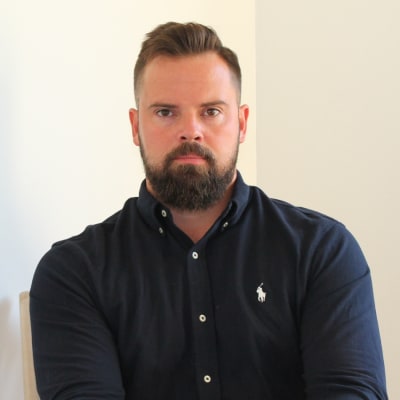 Till vänster Kaj Lindlöf. Han är klädd i en svart skjorta och ler mot kameran. Till vänster Mattias Erkkilä i vit skjorta. Han har placerat glasögonen i pannan och ler avslappnat mot kameran.