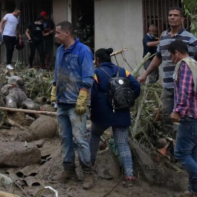 Människor i Dosquebradas beskådade förödelsen efter jordskredet. 
