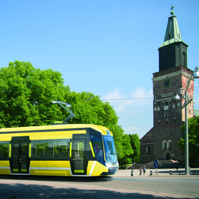 En bild av en spårvagn med Åbo domkyrka i bakgrunden. Det är frågan om en visualisering hur det skulle se ut ifall en spårväg skulle gå igenom Åbo centrum. 