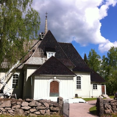Heinolan pitäjänkirkon kattoa tervataan