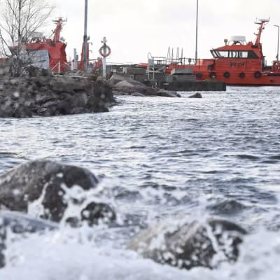 Lotsbåtar i närheten av platsen där lotsbåten sjönk i Emsalö. 