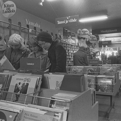 Ungdomar i skivbutik år 1976