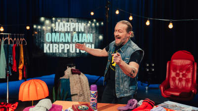 Jarppi Leppälä esittelee omaa kirppariiaan SuomiLOVEn studiolla.