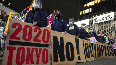Japaner som demonstrerar mot planerna att arrangera OS i Tokyo.