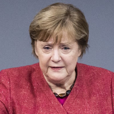 Angela Merkel håller upp ena handen i en stoppgest.