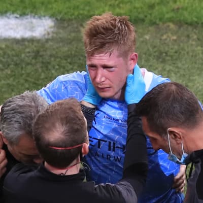 Kevin de Bruyne poistuu kentältä.