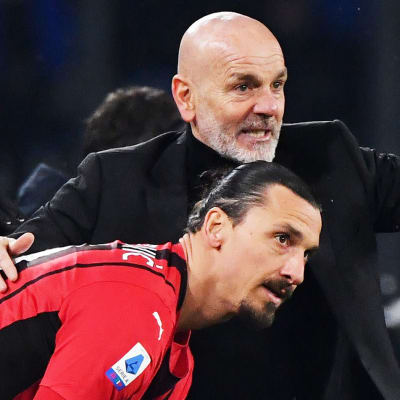 Stefano Pioli instruerar Zlatan Ibrahimovic.