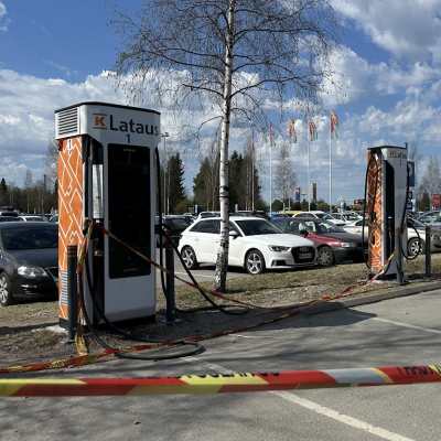 Laddningsstation för elbilar i Uleåborg, som är avstängs av säkerhetsband.