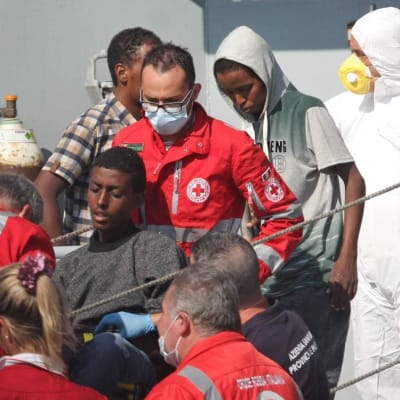 Överlevande efter båtolyckan utanför Libyens kust har förts till Sicilien.