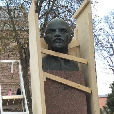 V. I. Leninin rintakuvaa pakataan puulaatikkoon Turun Puolalanmäellä.