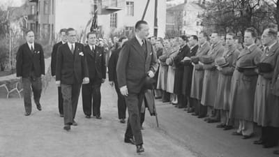Carl Gustaf Mannerheim hälsar representanter för Akademiska Karelen-Sällskapet utanför sitt hem i Brunnsparken i Helsingfors på 20-årsdagen av inbördeskrigets slut år 1938.
