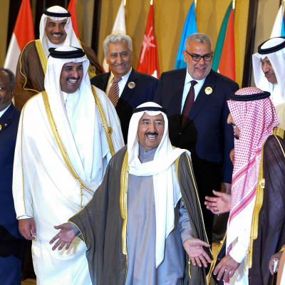 Kuwaitin emiiri Sabah al Ahmad al Sabah ympärillään arabimaiden johtajia.