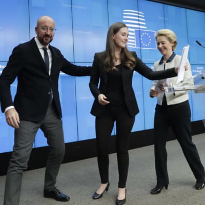 Rådsordföranden Charles Michel och kommissionsordföranden Ursula von der Leyen följer ut Finlands statsminister Sanna Marin efter Europeiska rådets möte i Bryssel den 13 december. 
