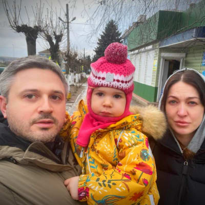 Familj med dotter i en ukrainsk småstad.