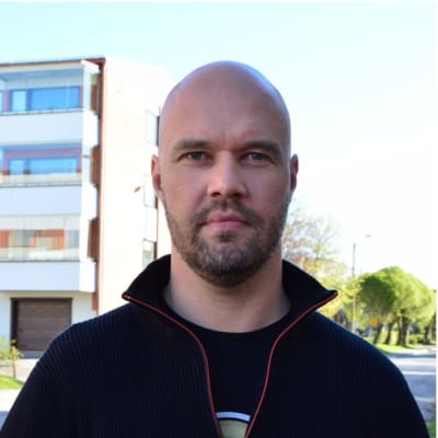 Ett kollage av porträtt av Ulla-Maj Wideroos (till vänster) och Kim Berg (till höger).