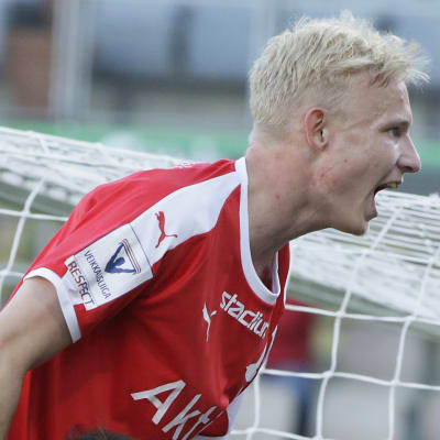 HIFK firar ett mål.