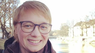 En selfie av Johanna Wassholm vid åstranden i Åbo under hösten.